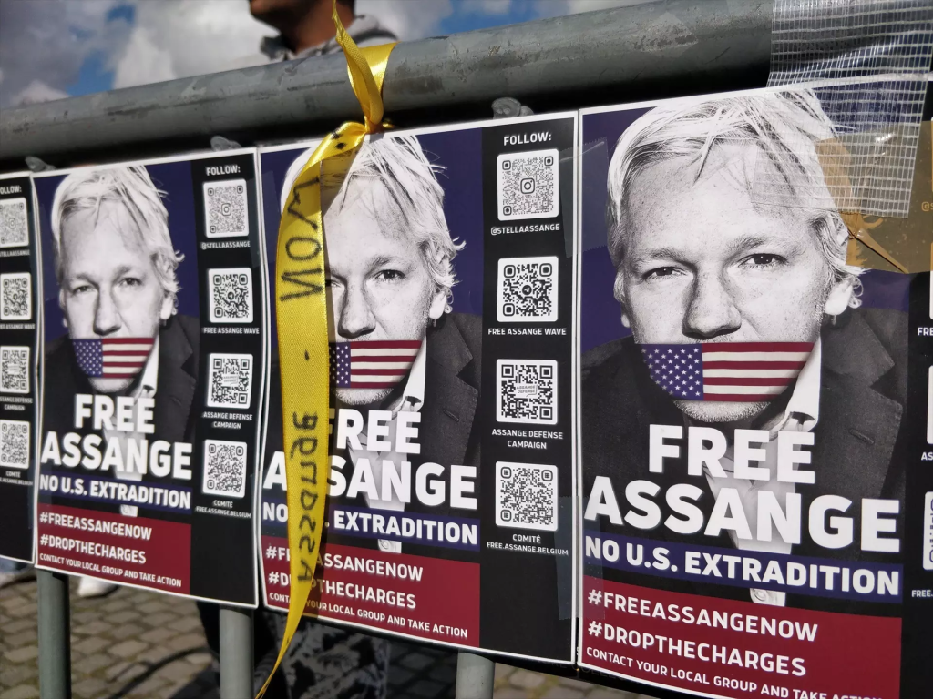 Justicia inglesa debate último recurso de Assange para evitar extradición 